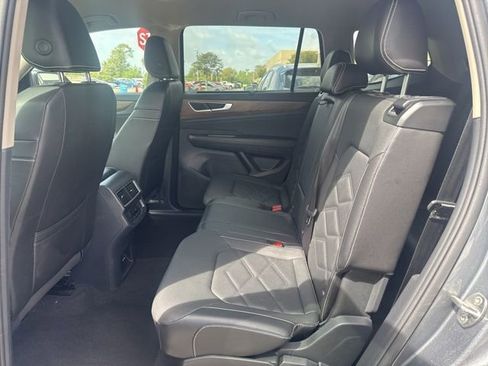 Used 2025 Volkswagen Atlas SE image 5