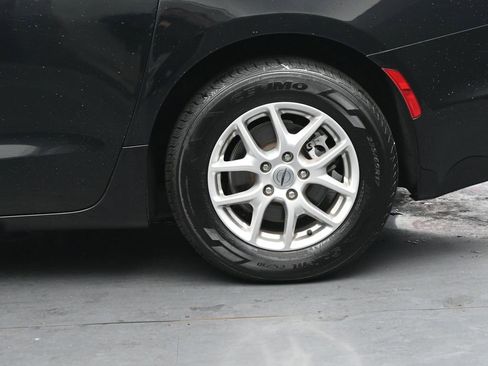 Used 2024 Chrysler Pacifica Touring-L FWD image 13