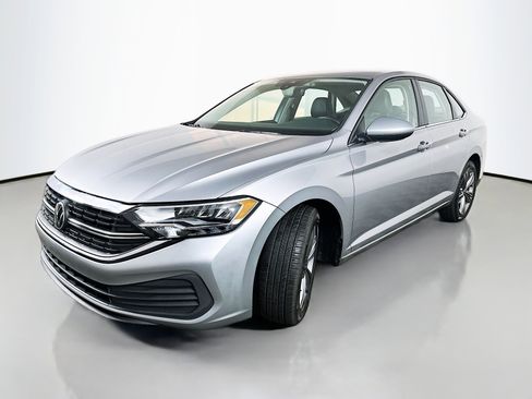Used 2024 Volkswagen Jetta SE image 3