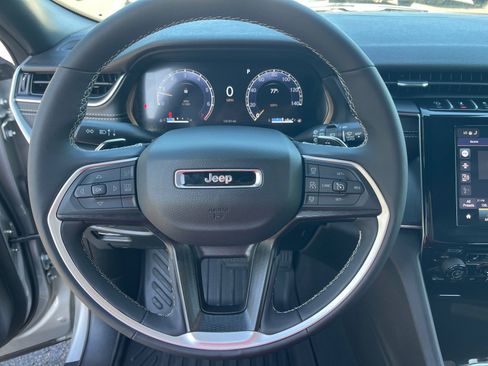 Used 2025 Jeep Grand Cherokee L Altitude RWD image 7