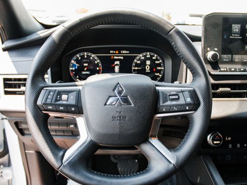 Used 2024 Mitsubishi Outlander SE Black Edition AWD/4WD image 11