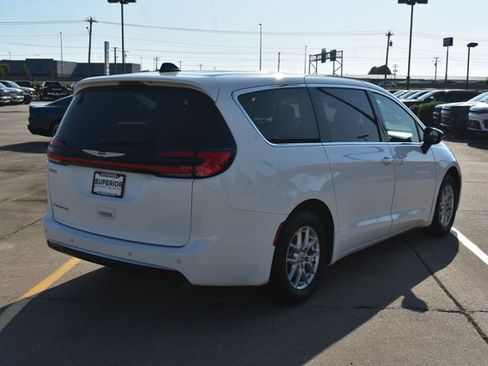 Used 2024 Chrysler Pacifica Touring-L FWD image 5