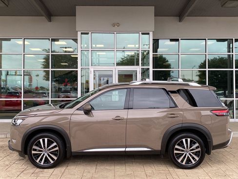 Certified 2023 Nissan Pathfinder Platinum w/ Cargo Package AWD/4WD image 4