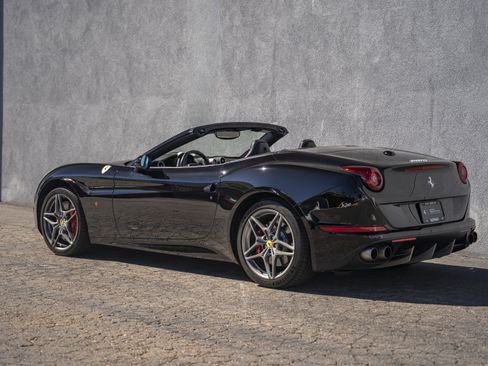 Used 2015 Ferrari California T image 4