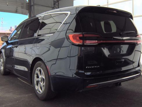 Used 2024 Chrysler Pacifica Limited w/ Trailer Tow Group FWD image 6