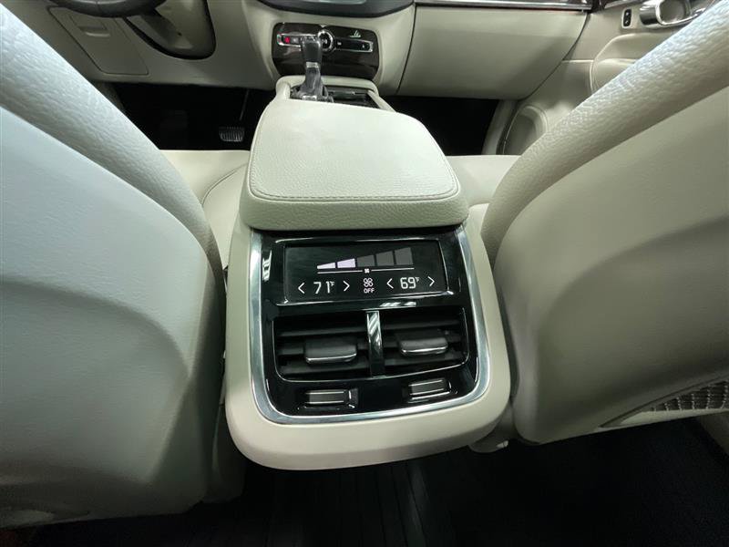 Used 2016 Volvo XC90 T6 Momentum w/ Momentum Plus Package AWD/4WD image 30