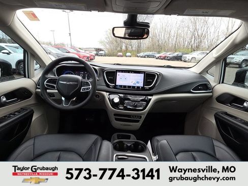Used 2024 Chrysler Pacifica Touring-L FWD image 28
