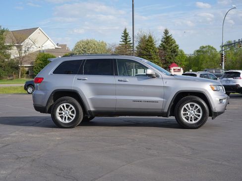 Used 2018 Jeep Grand Cherokee Laredo AWD/4WD image 2