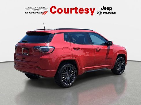 Certified 2022 Jeep Compass Limited AWD/4WD image 3