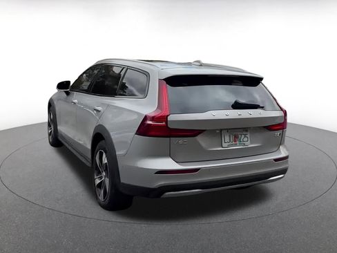 Used 2025 Volvo V60 B5 Cross Country Plus image 11