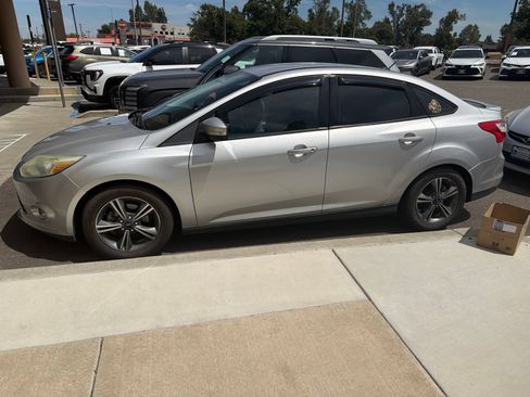 Used 2014 Ford Focus SE w/ SE Sport Package FWD image 2