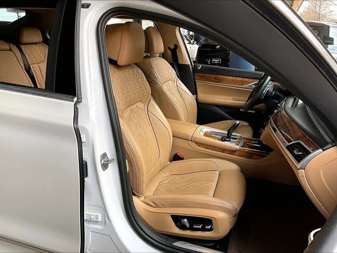 Used 2018 BMW 740i image 9