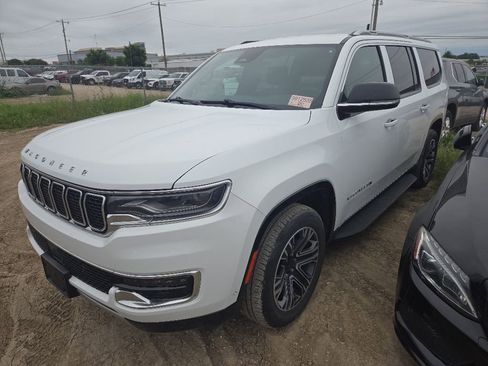Used 2024 Jeep Wagoneer L Series II RWD image 1