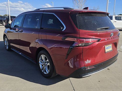 Used 2021 Toyota Sienna Limited image 24
