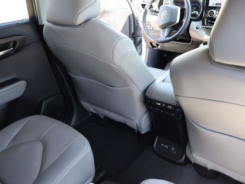 Used 2025 Toyota Highlander Platinum AWD/4WD image 16