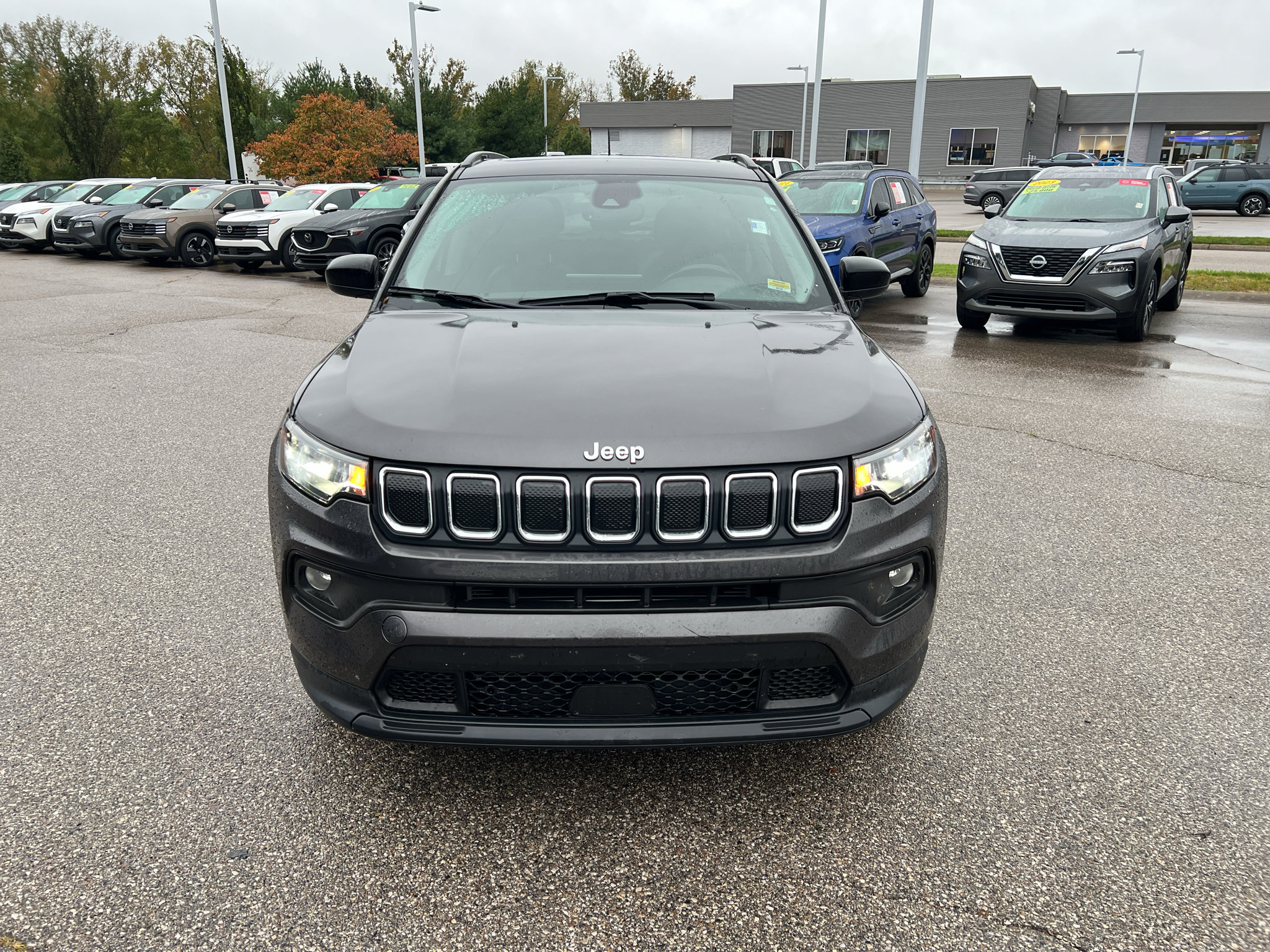 Used 2022 Jeep Compass Latitude w/ Sun and Sound Group AWD/4WD image 2