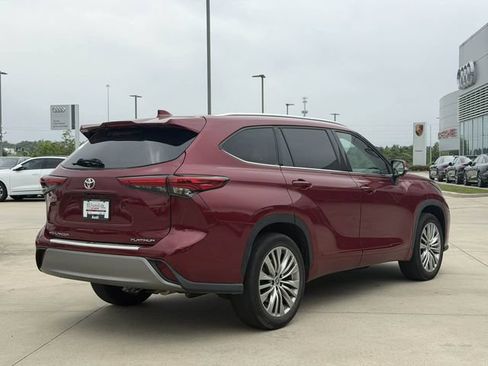 Used 2023 Toyota Highlander Platinum FWD image 3