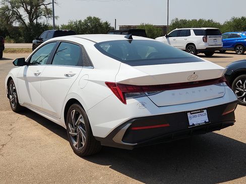 Used 2025 Hyundai Elantra Limited FWD image 2