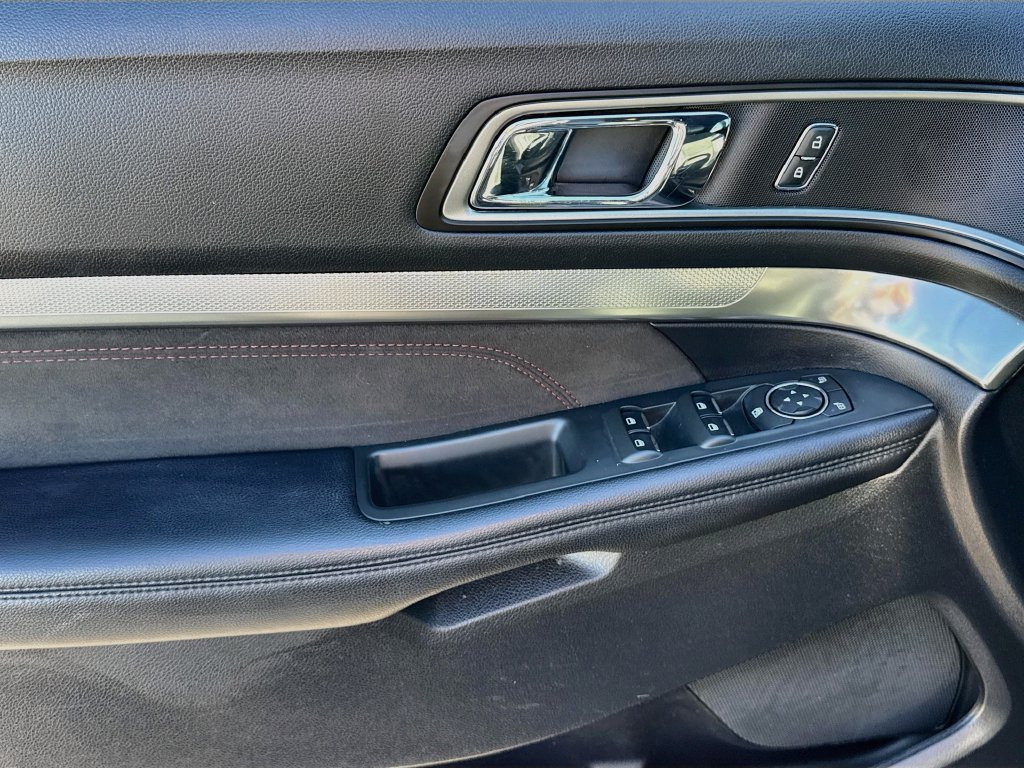 Used 2018 Ford Explorer XLT w/ Equipment Group 202A FWD image 11