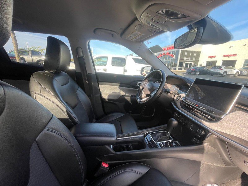 Used 2022 Jeep Compass Latitude w/ Convenience Group AWD/4WD image 3