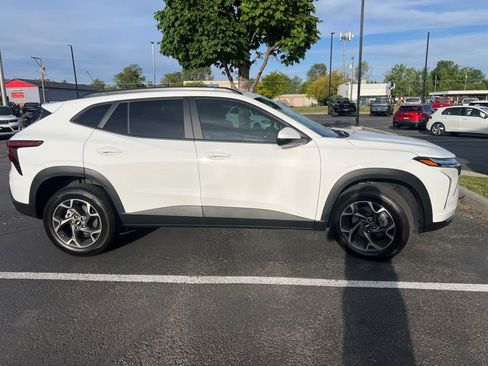 Used 2025 Chevrolet Trax LT w/ LT Convenience Package FWD image 3