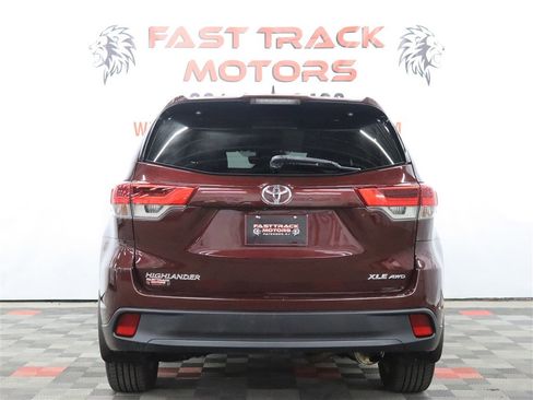 Used 2018 Toyota Highlander XLE AWD/4WD image 5