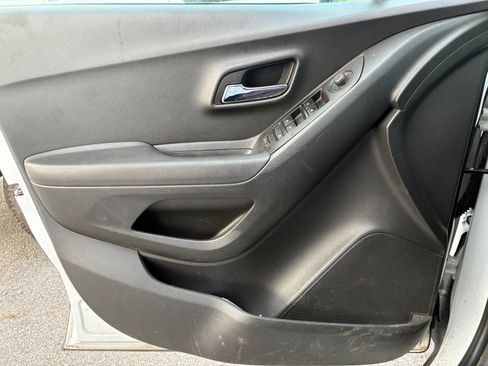 Used 2019 Chevrolet Trax LT w/ LT Convenience Package FWD image 7