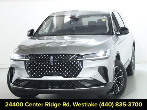 Used 2025 Lincoln Nautilus Premier AWD/4WD image 3
