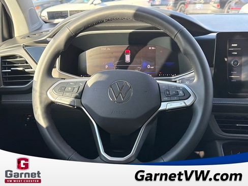 Certified 2025 Volkswagen Taos SE image 15