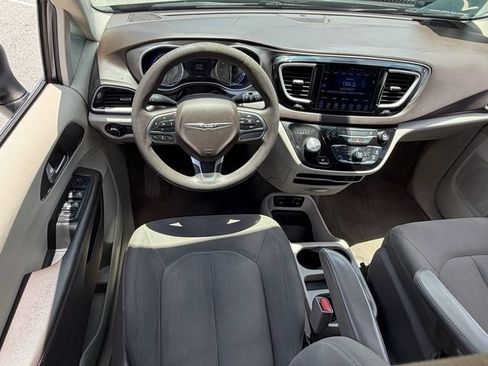 Used 2017 Chrysler Pacifica Touring w/ Tire & Wheel Group FWD image 8