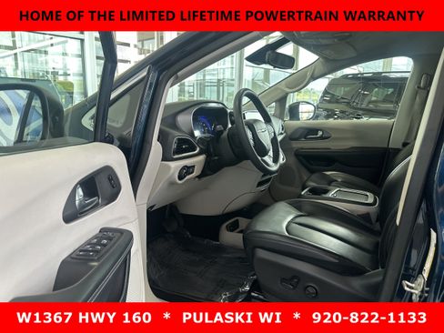 Used 2023 Chrysler Pacifica Touring-L FWD image 9