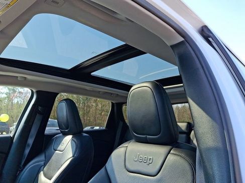 Used 2019 Jeep Cherokee Limited image 14