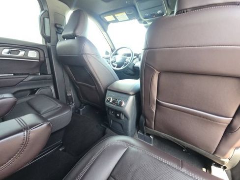 Used 2025 Ford Explorer Platinum RWD image 17