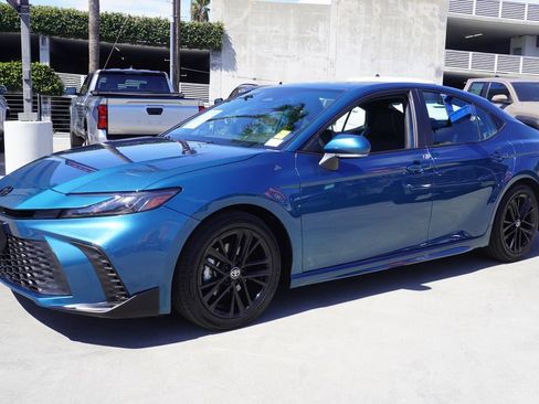 Used 2025 Toyota Camry SE w/ Convenience Package FWD image 3