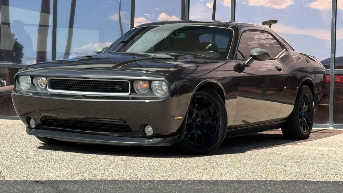 Used 2013 Dodge Challenger R/T RWD image 2