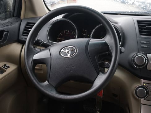 Used 2011 Toyota Highlander SE FWD image 5
