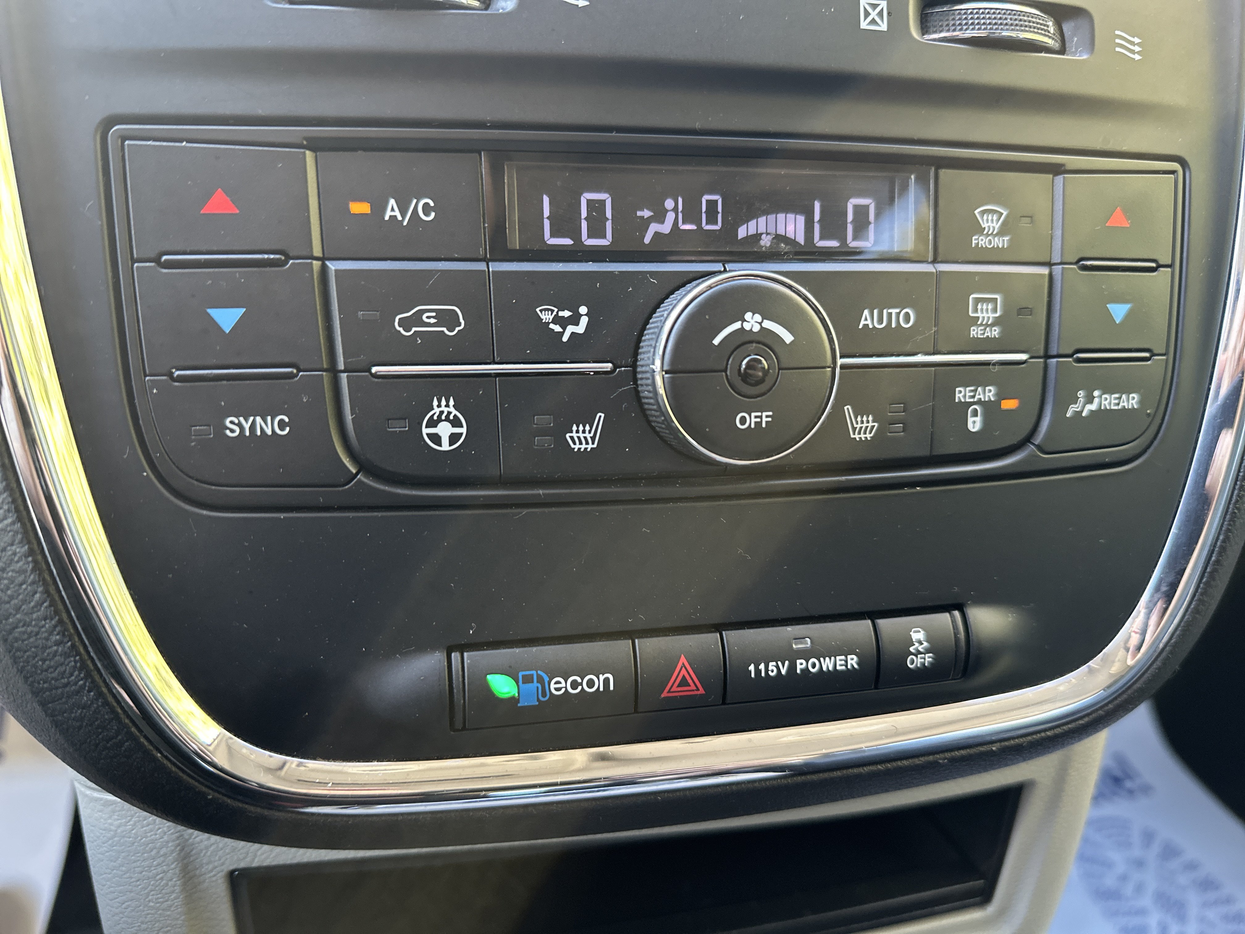 Used 2015 Chrysler Town & Country Touring w/ Driver Convenience Group FWD image 19