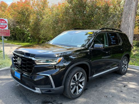 Used 2025 Honda Pilot Touring image 2