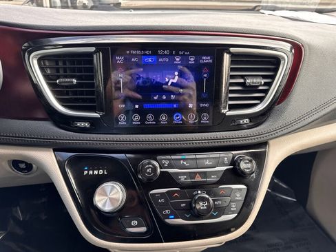 Used 2017 Chrysler Pacifica Limited image 36