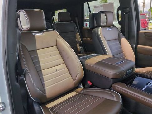 Used 2025 GMC Yukon Denali Ultimate w/ LPO, Floor Liner Package AWD/4WD image 28