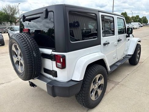 Used 2018 Jeep Wrangler Unlimited Sahara w/ Connectivity Group AWD/4WD image 9