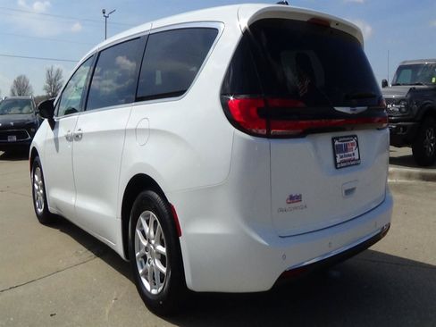 Certified 2025 Chrysler Pacifica Select FWD image 8