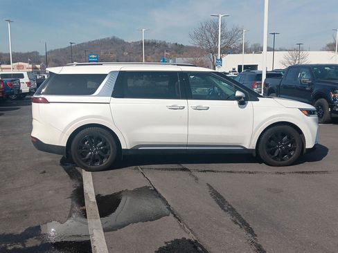 Used 2022 Kia Carnival SX image 3