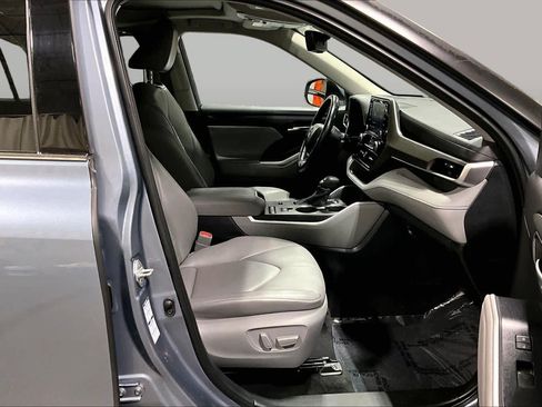 Used 2022 Toyota Highlander XLE AWD/4WD image 9