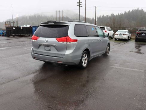 Used 2013 Toyota Sienna LE w/ Towing Pkg image 5