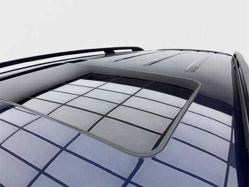 Used 2022 Mercedes-Benz GLE 350 4MATIC w/ AMG Line Exterior image 13