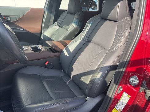 Used 2024 Toyota Venza Limited image 5