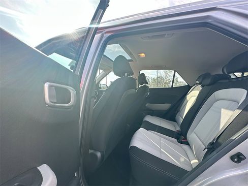 Used 2023 Hyundai Venue SEL image 17