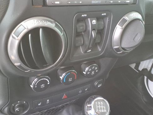 Used 2018 Jeep Wrangler Altitude image 25