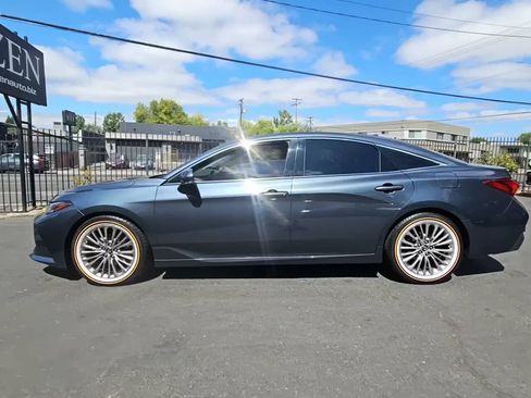 Used 2019 Toyota Avalon Limited w/ Advanced Safety Package FWD image 4